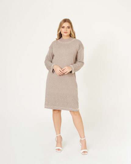 Vestido de punto con perlas en mangas y basta
