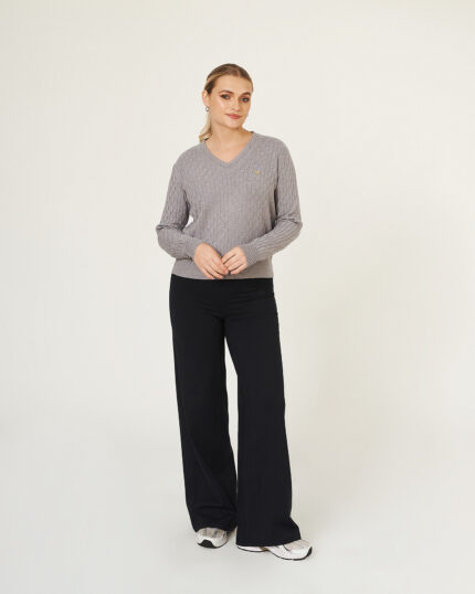 Sweater básico trenzado con escote V y detalle bordado